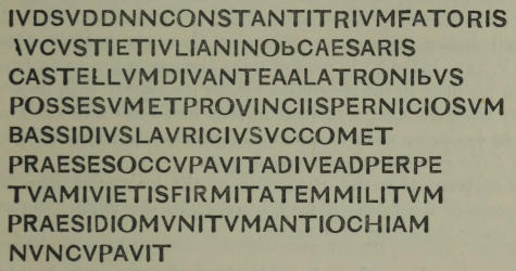 IVDSVDDNNCONSTANTITRIVMFATORIS /   AVCVSTIETIVLIANINObCAESARIS / CASTELLVMDIVANTEAALATRONIbVS /   POSSESVMETPROVINCIISPERNICIOSVM / BASSIDIVSLAVRICIVSVCCOMET /   PRAESESOCCVPAVITADIVEADPERPE / TVAMIVIETISFIRMITATEMMILITVM /   PRAESIDIOMVNITVMANTIOCHIAM / NVNCVPAVIT